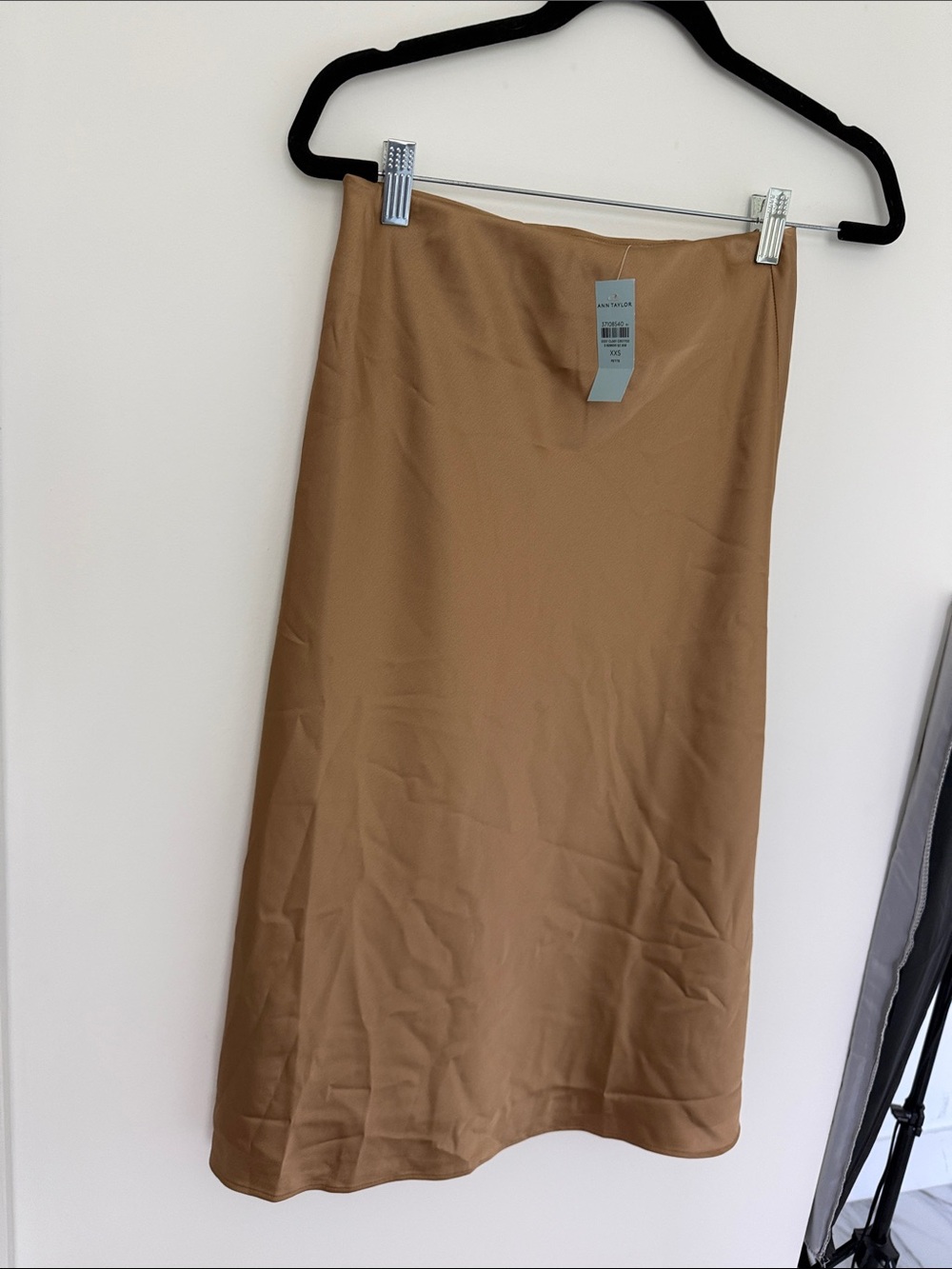 Ann Taylor satin midi slip skirt in a camel xxs p
